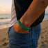 Uniqal Green Mile Lederarmband – sportlich, lässig und elegant zugleich. Perfekt für Freizeit, Reisen und entspannte Momente am Meer.